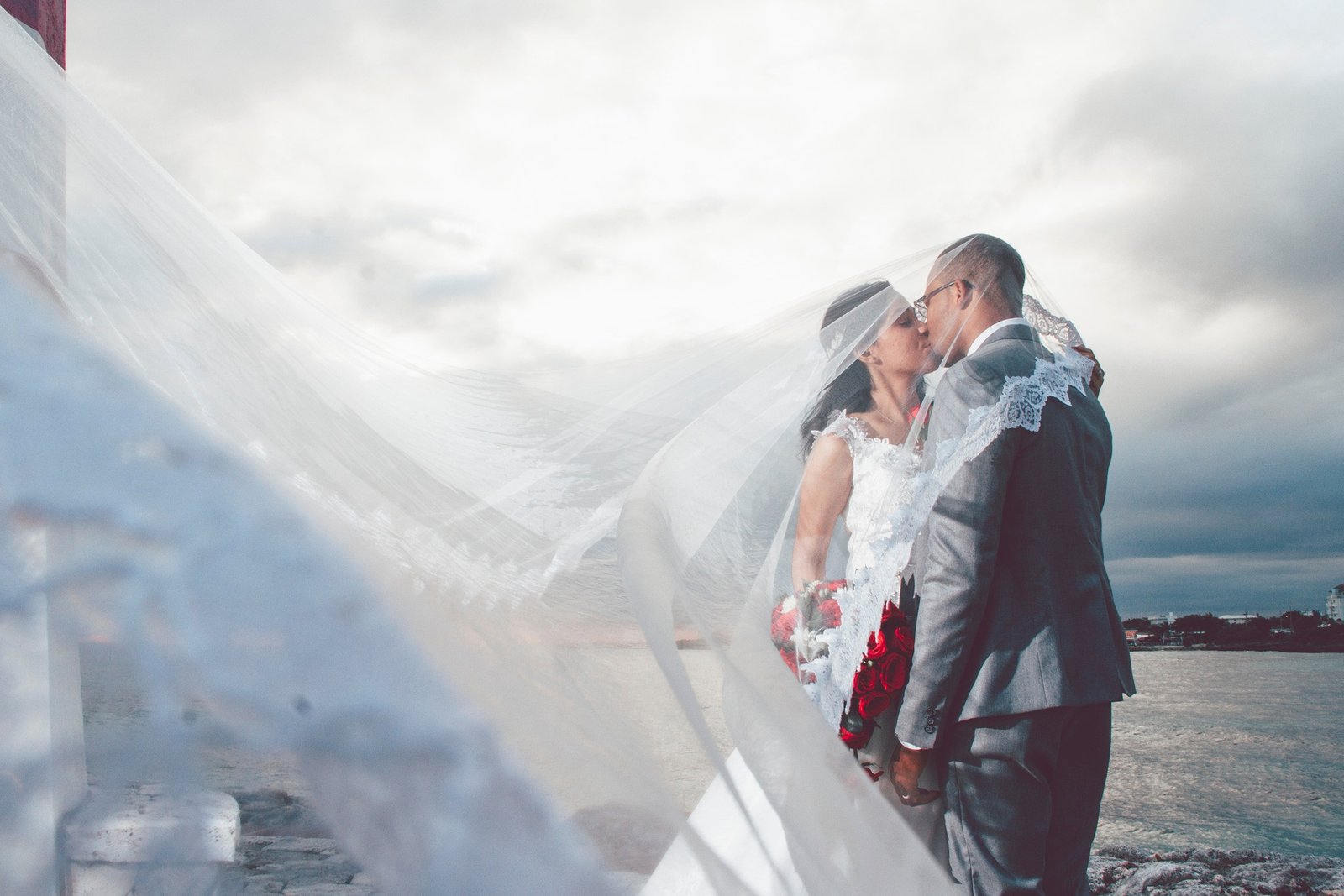 Un beso bajo el velo, junto al mar