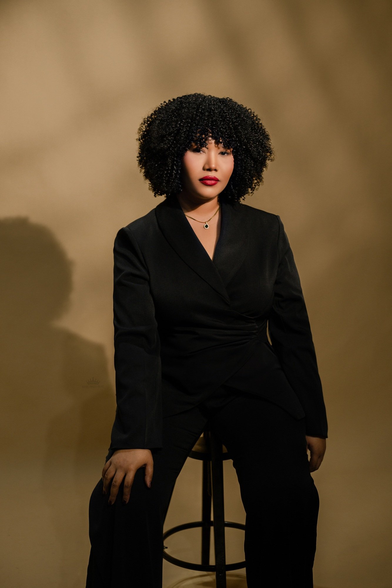 Retrato de estudio con traje negro